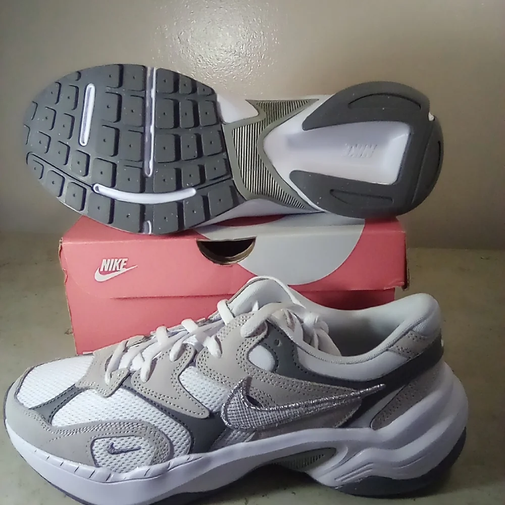 Gray Silver Metallic White Women's Nike Running Shoes - Picture 15 of 15